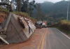 Caminhão tomba no interior de SC e motorista morre