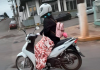 Em fuga do frio, mulher pilota moto com cobertor em Santa Catarina