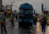 Caminhoneiro tenta furar bloqueio da BR-101 e acaba apedrejado; veja vídeo