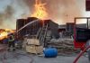 Fábrica de paletes e residência são destruídas por incêndio