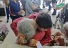 Alunos presenteiam idosos com biscoitos de Páscoa