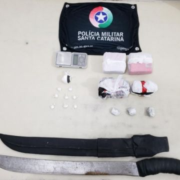 Polícia fecha ponto de venda de drogas no Morro dos Conventos com ajuda do K9