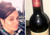 Mulher compra rifa, ganha garrafa velha de vinho, e se surpreende ao saber o valor do objeto