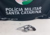 PM apreende arma de fogo em estacionamento de casa noturna