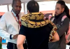 Homem é barrado em shopping ao tentar levar cobra pra passear