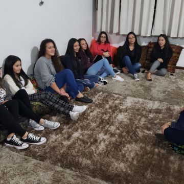 Moda, comportamento e psicologia no segundo encontro das debutantes