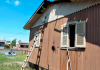 Com baldes e mangueiras, moradores combatem incêndio em casa no Balneário Arroio do Silva