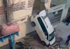 Carro atravessa parede e cai de garagem de prédio em BC; assista vídeo