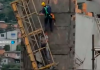 Trabalhador cai de andaime e fica pendurado a 12 metros de altura em SC