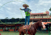 Rodeio Crioulo Internacional do Caverá inicia com espetáculo de laço e montaria em cavalo do México