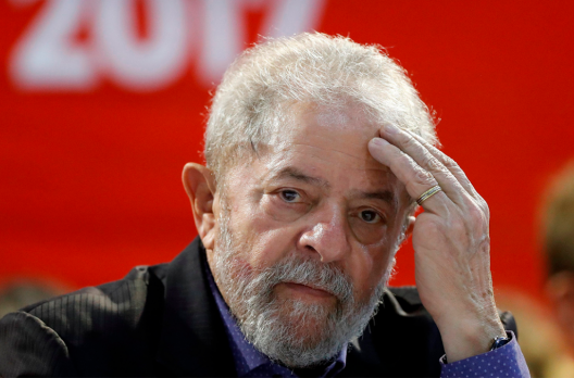 Lula entre a cruz e a espada 
