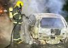 Carro é destruído por incêndio na marginal da BR-101 em Maracajá
