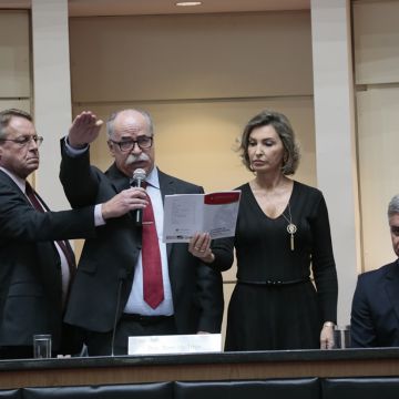 Deputados eleitos são empossados