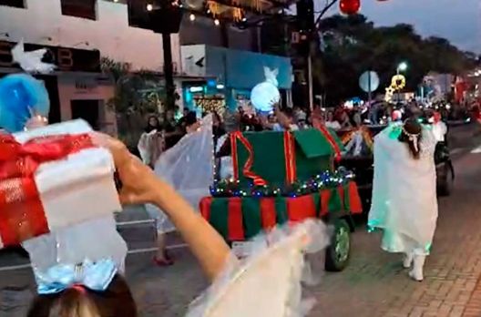 (VIDEO) Clima Natalino: Araranguá se prepara para a 3ª parada de Natal no município