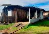 Sombrio: residência tem sala e quartos consumidos por incêndio