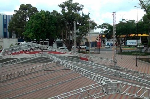 (VIDEO) 145 anos de Araranguá: montagem da estrutura de shows começou a ser montada