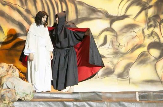 Grupo Teatral de Meleiro encena a Paixão de Cristo no Estádio Ezio Pelegrini 
