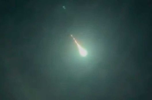 (VIDEO) Meteoro no céu de SC: o fenômeno chamado de bólido foi flagrado em toda região...