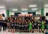 Projeto Anjos do Futsal entrega uniformes e bolas a alunos de Sombrio em noite de integração com famílias