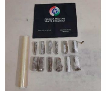 Motociclista é preso por tráfico de drogas após fuga em alta velocidade em Araranguá