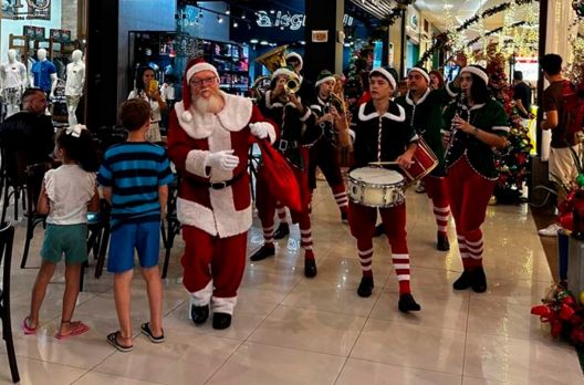 Após fim de semana de grande movimento, comércio segue com horário especial de Natal em...