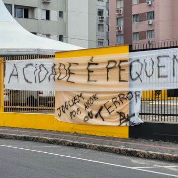 Heriberto Hülse amanhece com faixas de protesto da torcida do Criciúma