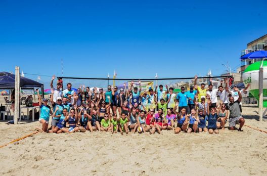 O Open de Vôlei de Praia da Base Taça Sicredi reúne diversos atletas na orla central