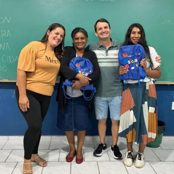 Alunos da EJA recebem novos materiais escolares 