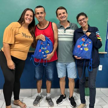 Alunos da EJA recebem novos materiais escolares 