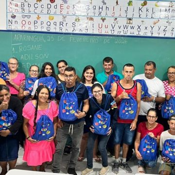 Alunos da EJA recebem novos materiais escolares 