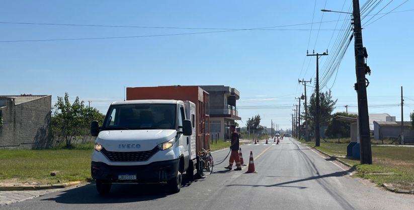 Balneário Arroio do Silva faz revitalização da sinalização em vias asfaltadas