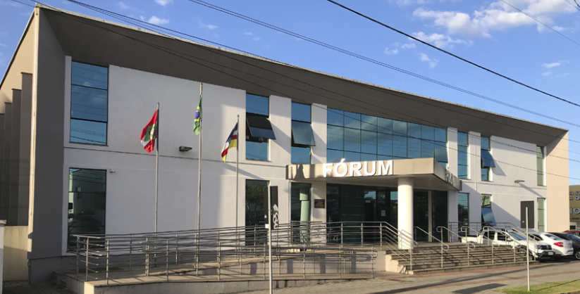 Homem com mandado por roubo é preso após se apresentar no Fórum de Araranguá