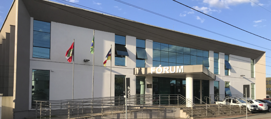 Homem com mandado por roubo é preso após se apresentar no Fórum de Araranguá