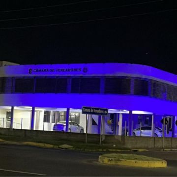 Câmara de Arroio do Silva recebe iluminação azul em apoio ao mês do autismo