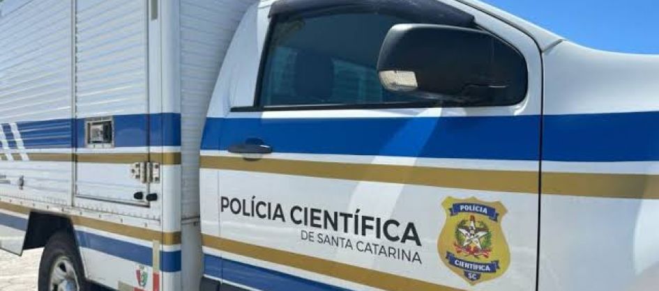 Jovem que esfaqueou invasor dentro de casa é autuado por a...