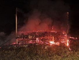Incêndio destrói casa em construção durante a madrugada em Araranguá