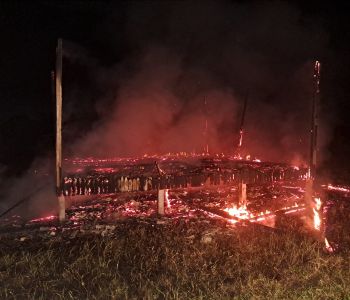 Incêndio destrói casa em construção durante a madrugada em Araranguá