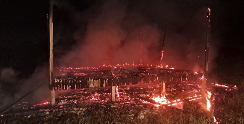 Incêndio destrói casa em construção durante a madrugada em Araranguá