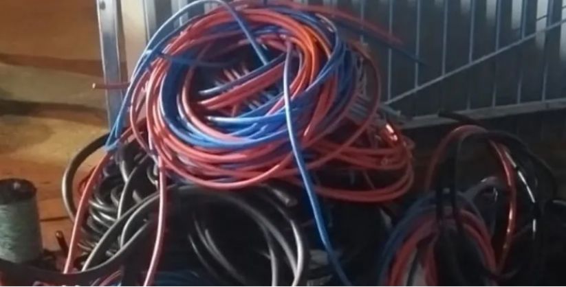 Dupla é presa com 430 kg de fios de cobre após furto em central de telecomunicações em Araranguá