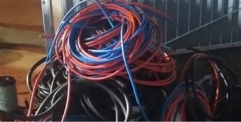 Dupla é presa com 430 kg de fios de cobre após furto em central de telecomunicações em Araranguá