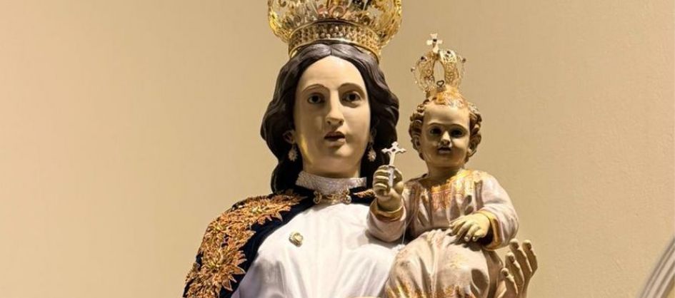 Coroação da padroeira, relatos de milagres e procissão p...