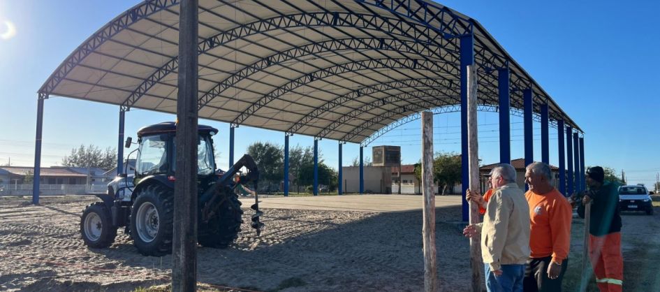 Inicia o cercamento da quadra da Escola Jaira Vieira Borges, na Praia da Caçamba
