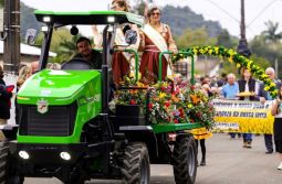Em Meleiro no Sul do estado, governador de SC participa de desfile com 1390 tratores e des...