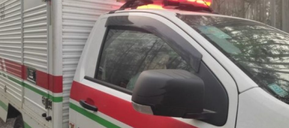 Motorista morre após perder controle do carro e colidir em trevo de acesso às praias em Araranguá