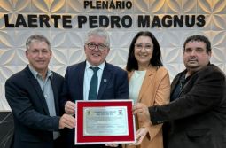 Em noite marcada pela emoção, São João do Sul concede seu mais alto reconhecimento ao ...