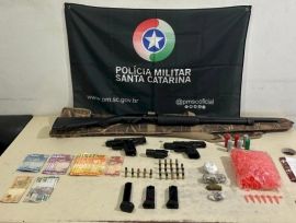 Armas, drogas e dinheiro são apreendidos em operação da PM no bairro Operária, em Araranguá