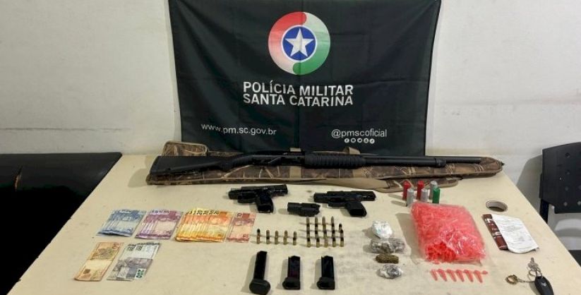 Armas, drogas e dinheiro são apreendidos em operação da PM no bairro Operária, em Araranguá
