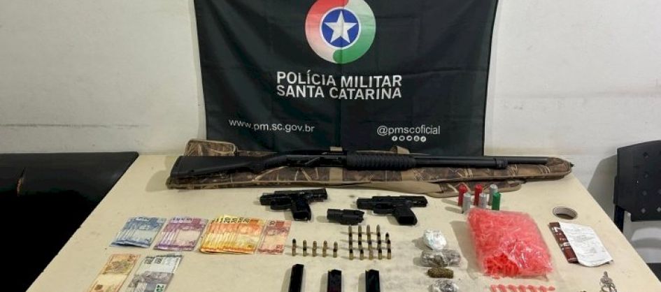 Armas, drogas e dinheiro são apreendidos em operação da PM no bairro Operária, em Araranguá
