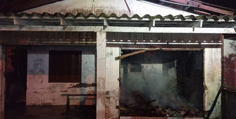 Incêndio atinge residência desabitada no bairro Itapoá, em Balneário Gaivota