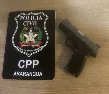 Simulacro de arma usado em ameaças é apreendido durante cumprimento de mandado em Araranguá